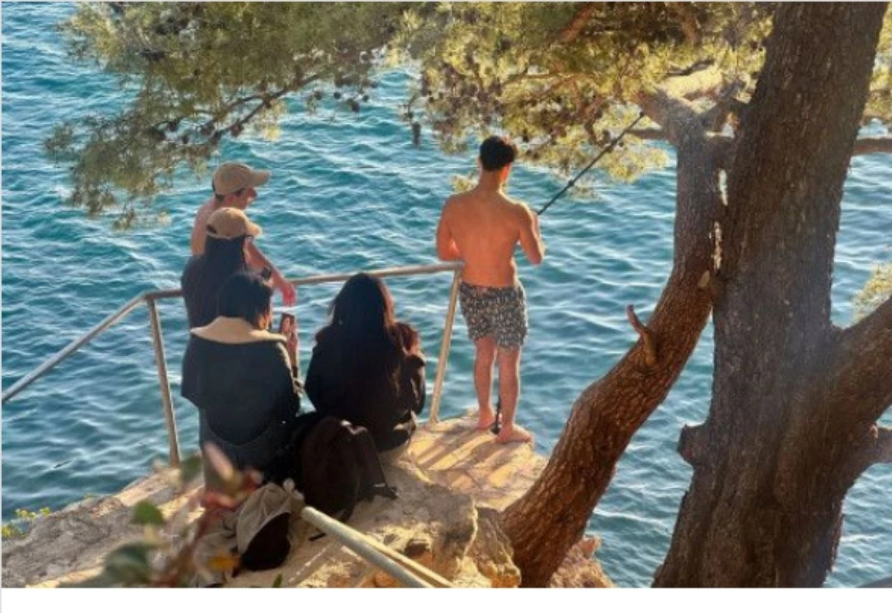 VIDEO | Njemu nije hladno: Turist se okupao u moru pored Dubrovnika