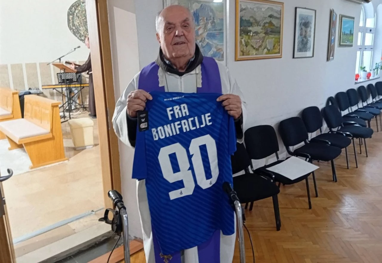 Dinamo poklonio dres fra Bonifaciju iz Čapljine