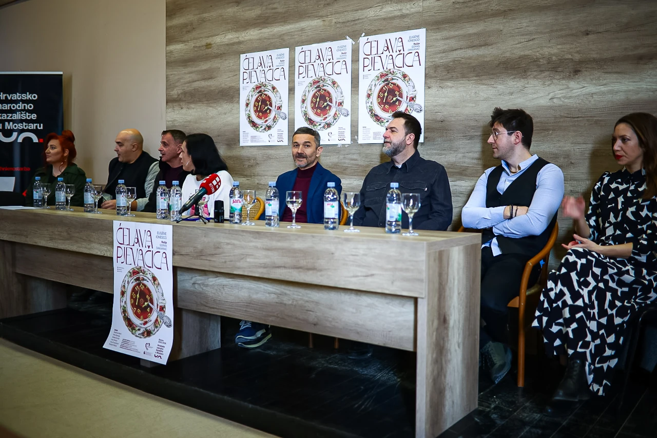 FOTO | Dramski klasik "Ćelava pjevačica" nova je predstava HNK Mostar