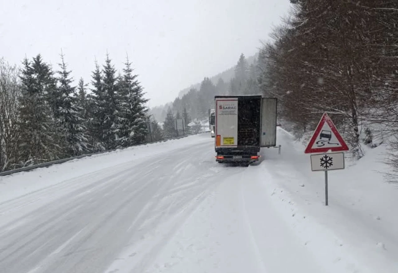 Snijeg blokirao teretna vozila na dionici Koprivnica–Kupres