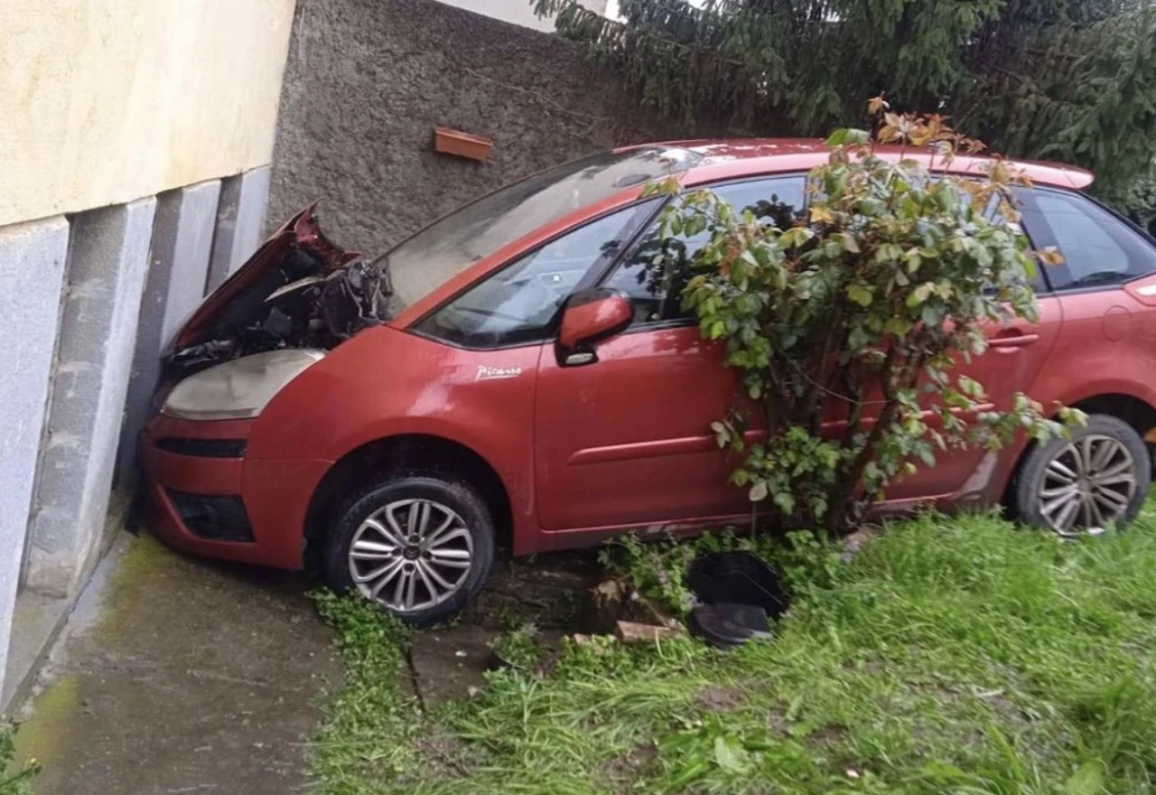 Automobil sletio s ceste i udario u kuću