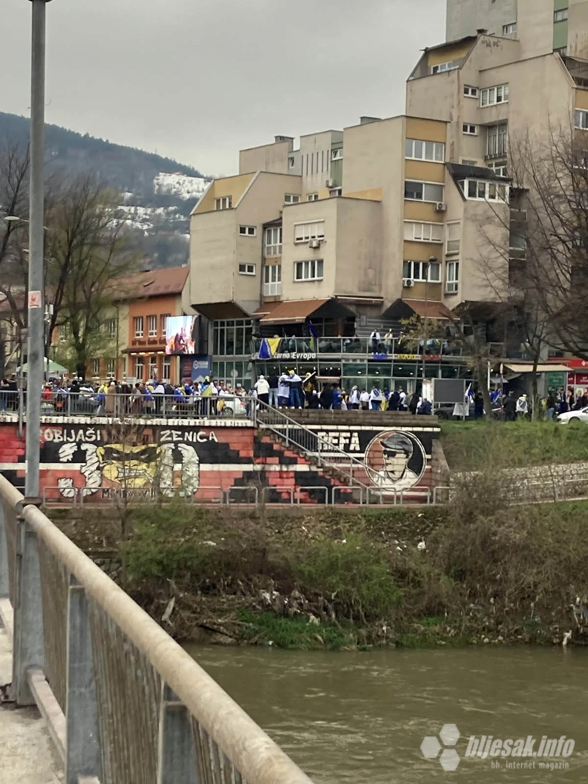 Atmosfera pred utakmicu završnice doigravanja kvalifikacija za Svjetsko prvenstvo u nogometu
