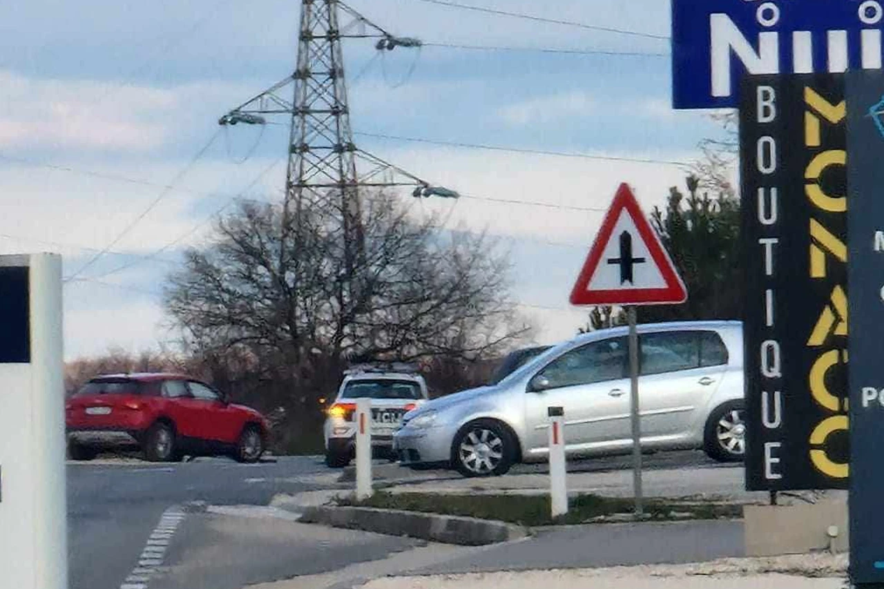 Nakon prometne nesreće veća količina ulja razlivena po cesti kod Posušja