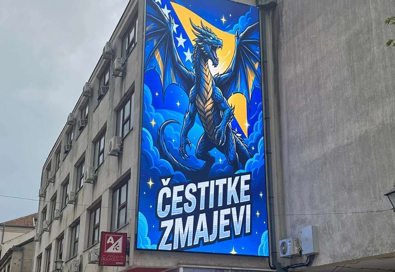 FOTO | Mostar okićen bojama BiH: Čestitke Zmajevima na LED bilbordima