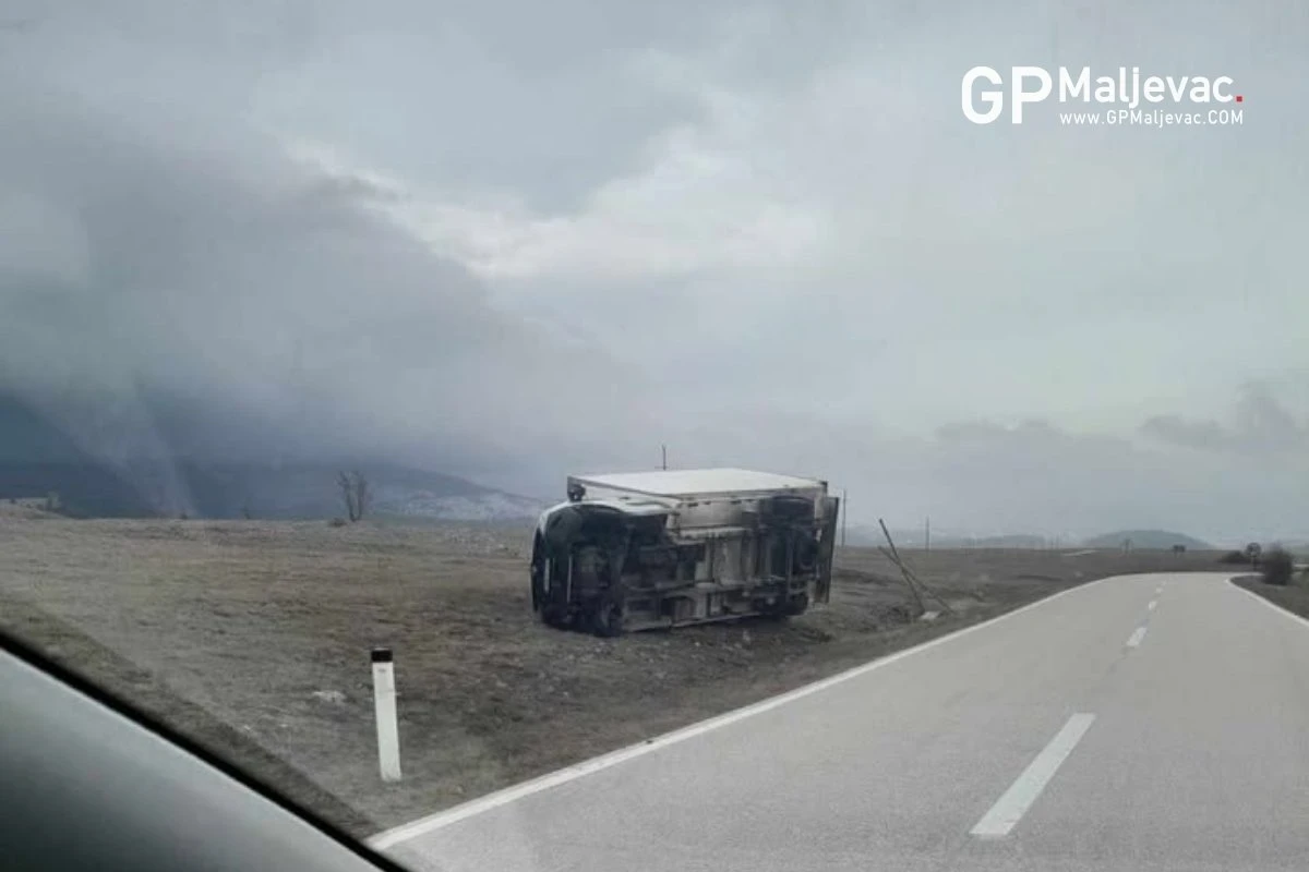 Vjetar prevrnuo kamion kod Livna, u Trebinju bura nosi sve pred sobom