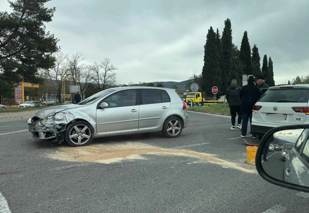 FOTO | Jedna osoba ozlijeđena sudaru dva vozila na Buni