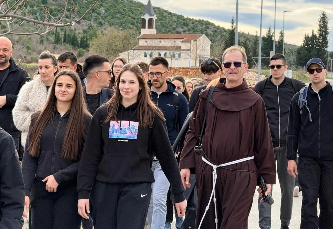 FOTO | Hodočašće mladih iz Frame Čapljina prema Križevcu počelo u tišini i zajedništvu