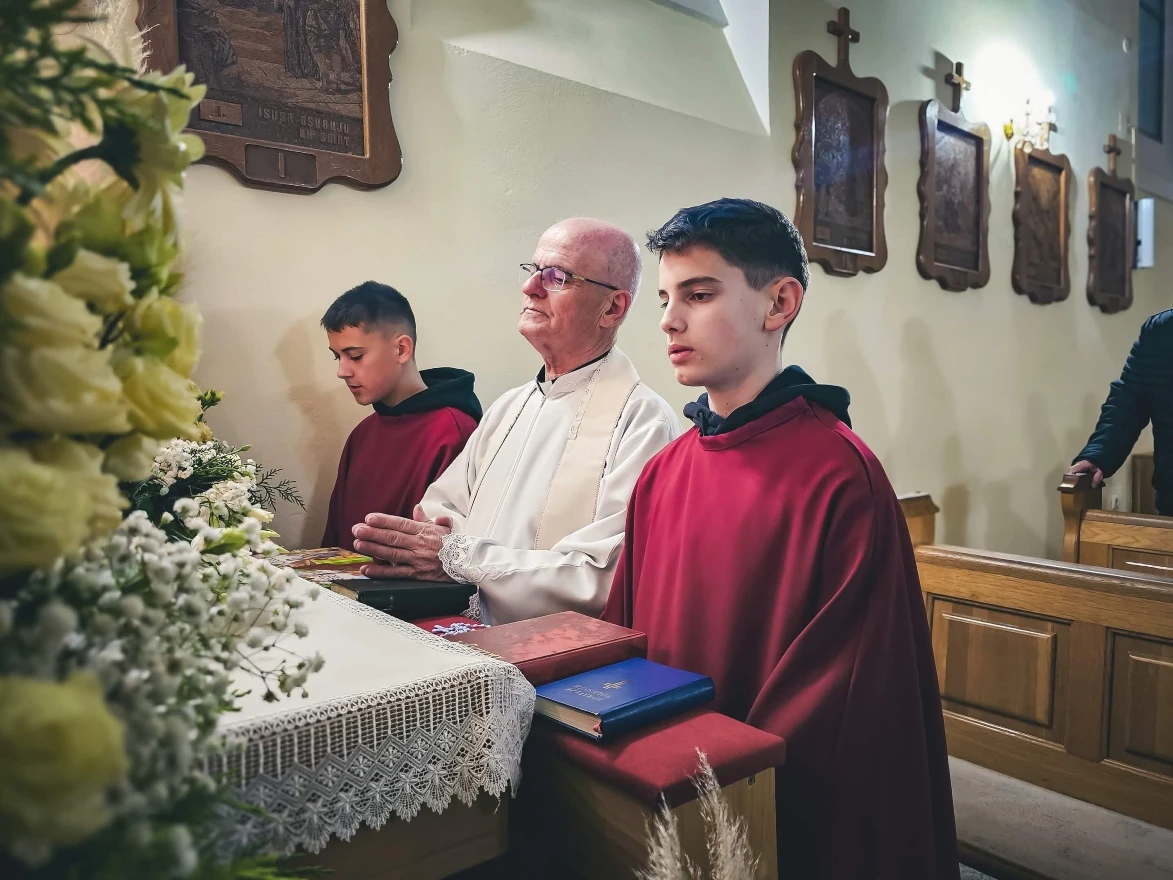 FOTO | Mladi u Potocima bdjeli pred Presvetim oltarskim sakramentom do jutra