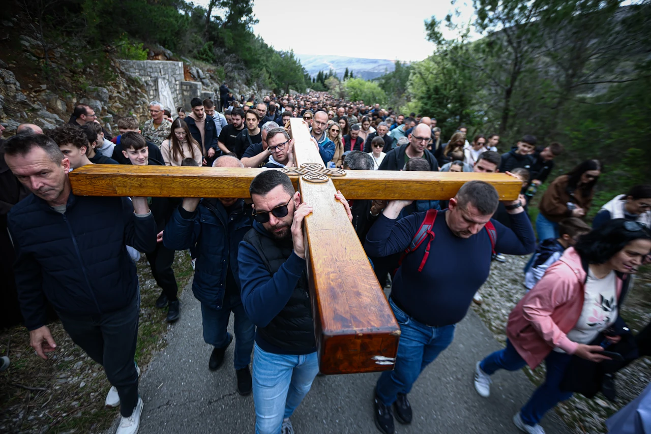 FOTO | Veliki broj vjernika na tradicionalnom Križnom putu na Humu
