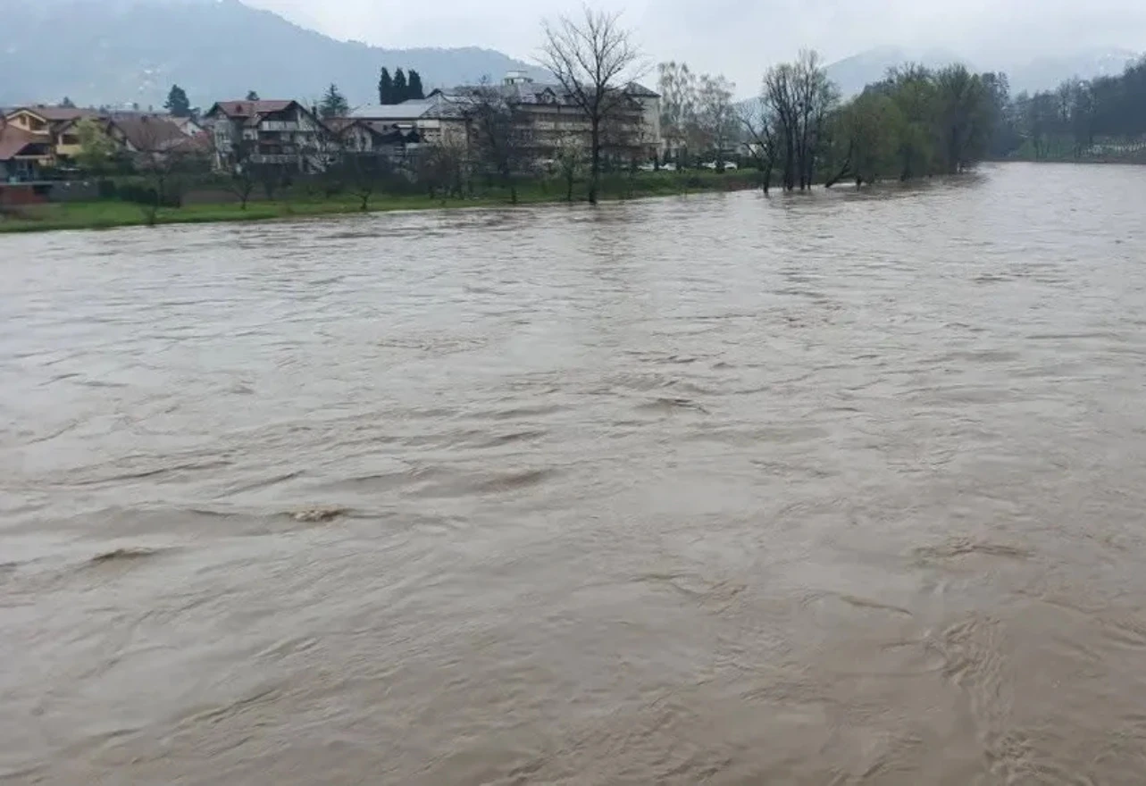 Zbog izlijevanja rijeka i odrona obustavljen promet na više putnih pravaca