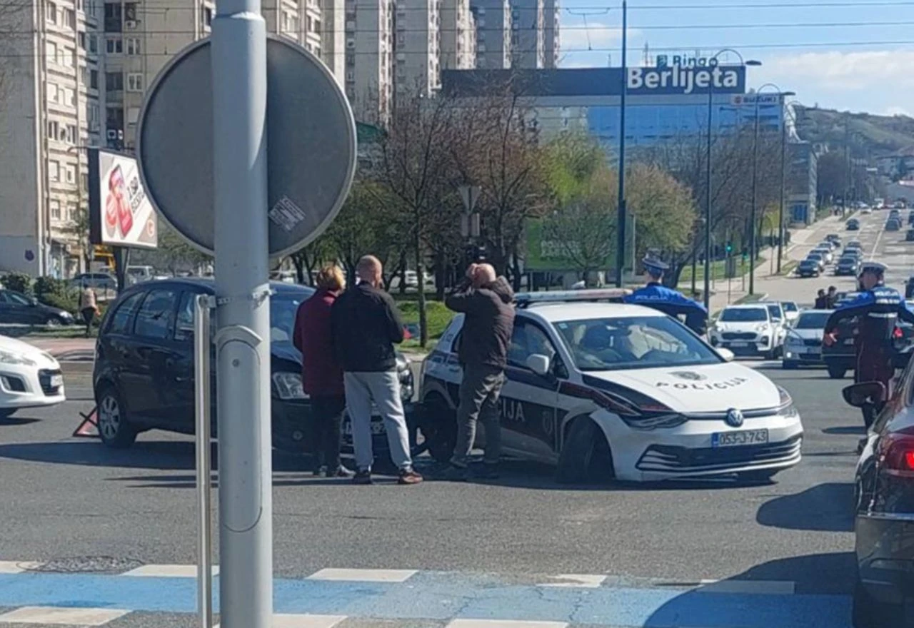 Jedna osoba ozlijeđena u nesreći, sudjelovalo policijsko vozilo u Sarajevu