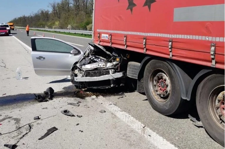 Državljanin BiH poginuo u nesreći na A3, zabio se u kamion