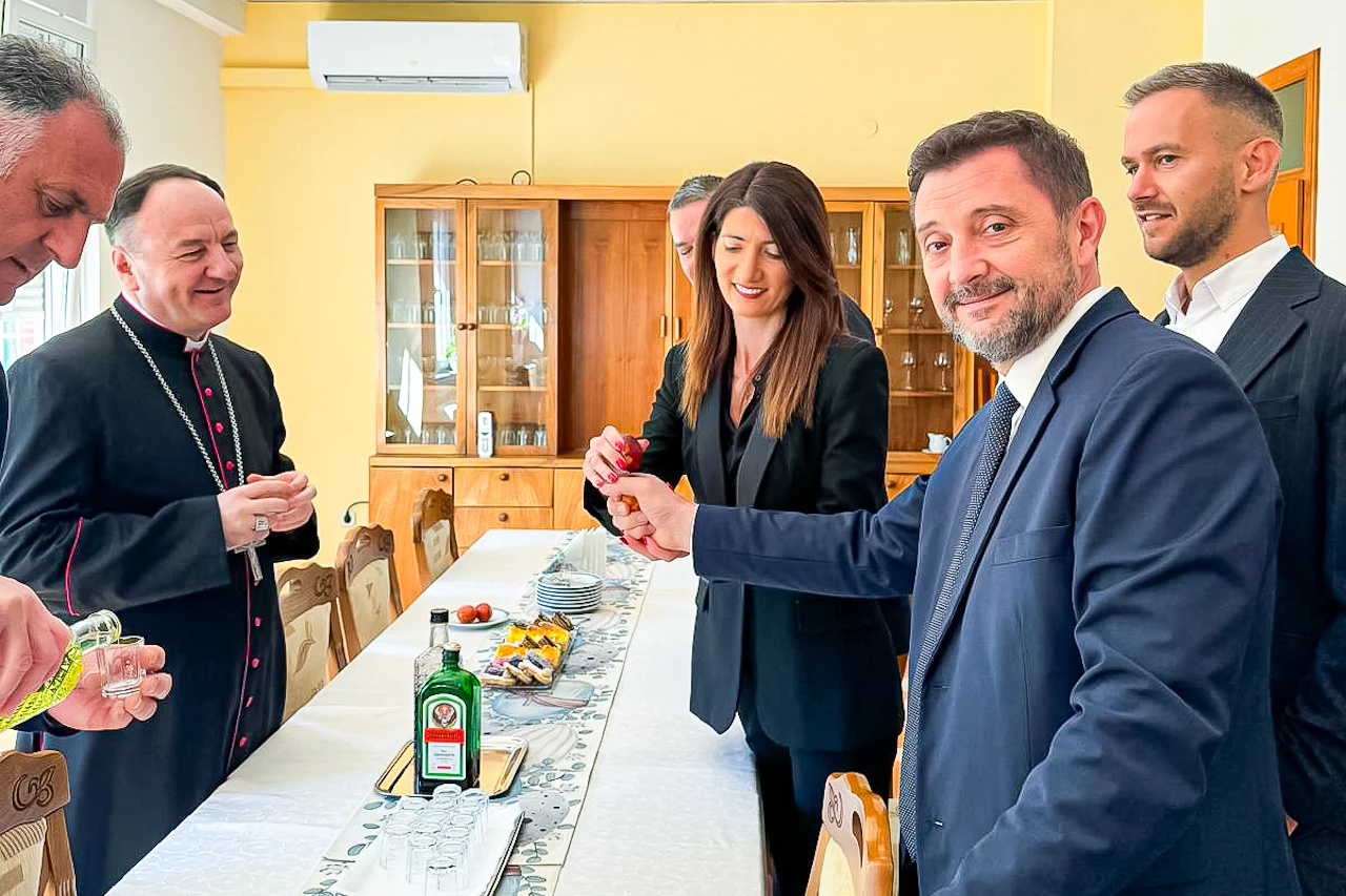 FOTO | Tucanje jajima: Filipović, Kordić i biskup Palić odmjerili snage