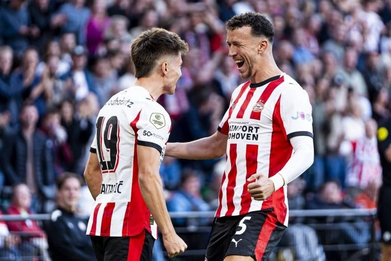 PSV prvak pet kola prije kraja, slave Bajraktarević i Perišić