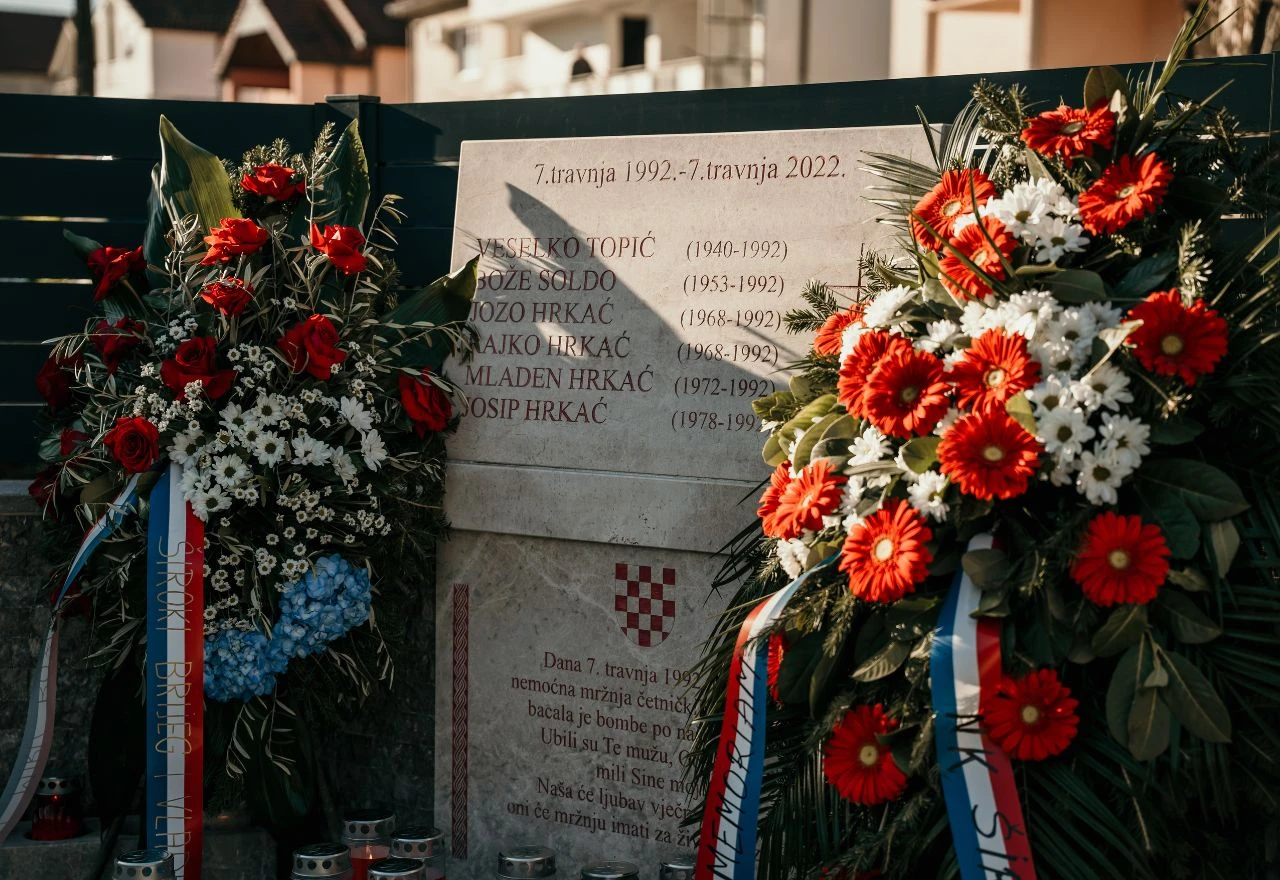 Spomen-ploča poginulima u raketiranju Širokog Brijega