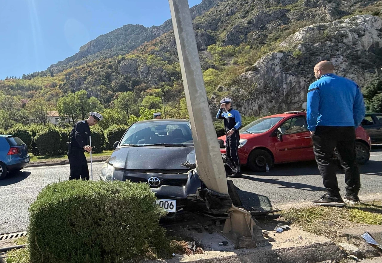 FOTO | Sudar tri vozila na Bulevaru: Jedan vozač otišao s mjesta nesreće