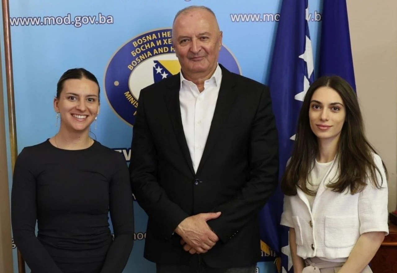 FOTO | Ministar Helez novčano nagradio bh. skijašice Muzaferiju i Alić