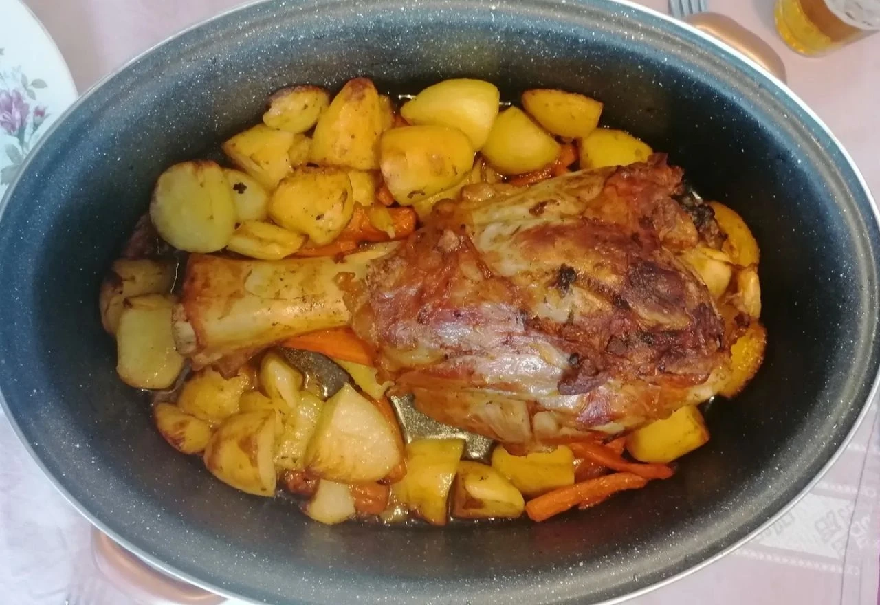 Ručak za prste polizati: Teleća koljenica s krumpirom i mrkvom