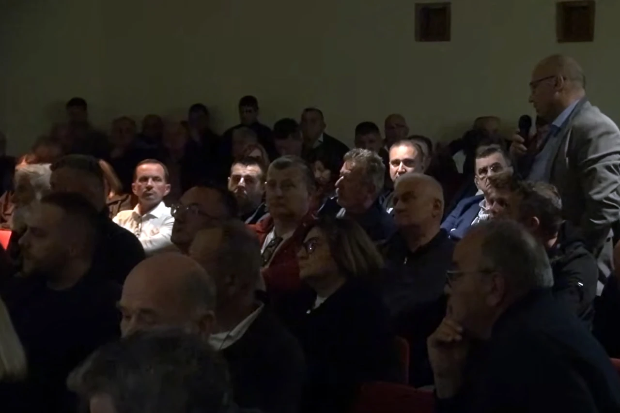 VIDEO | Načelnik Prozor-Rame ne može do riječi od zvižduka, gospodarstvenici sumnjaju jedni u druge