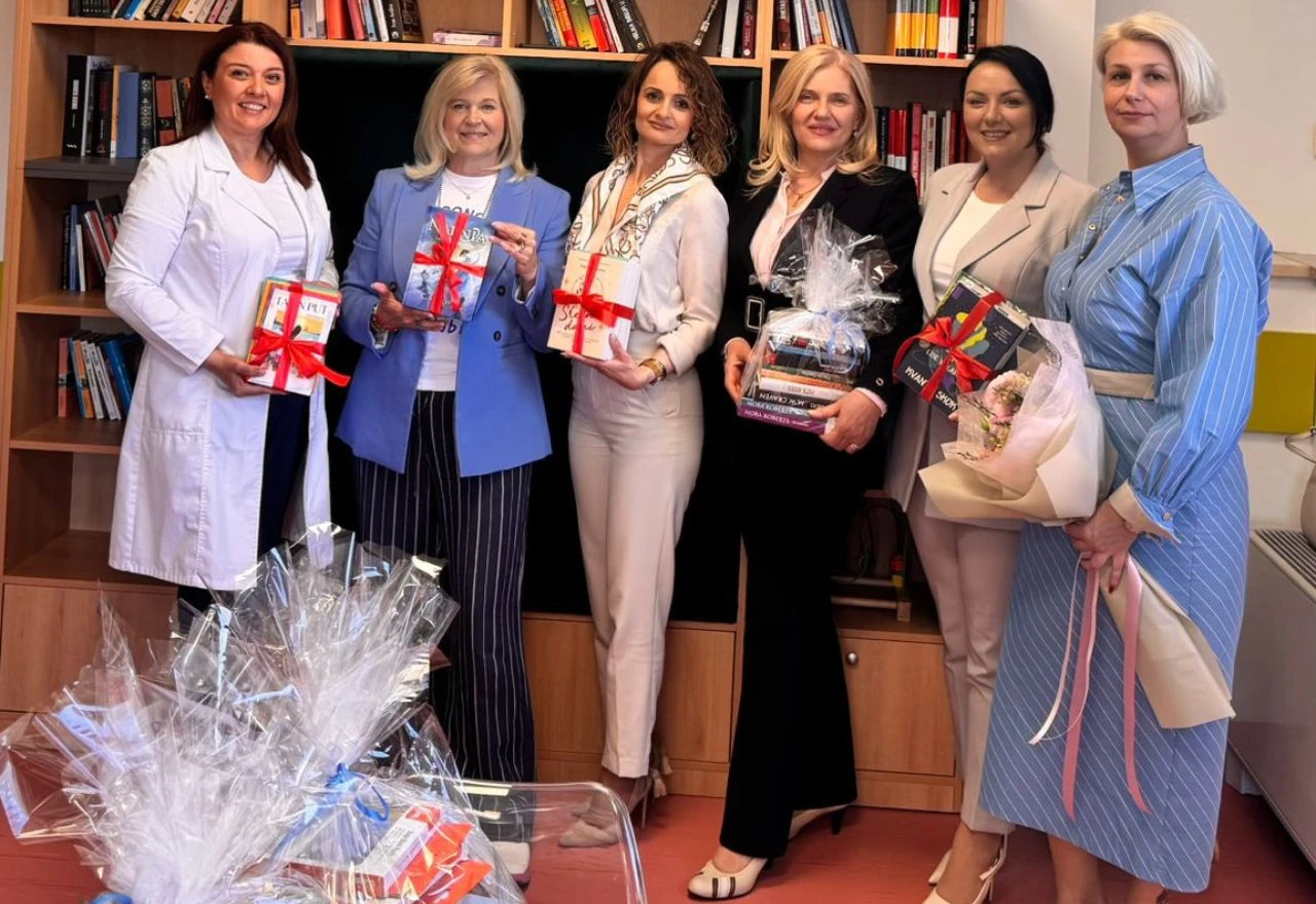 Book blogerica Alis Marić darivala knjige djeci u SKB Mostar