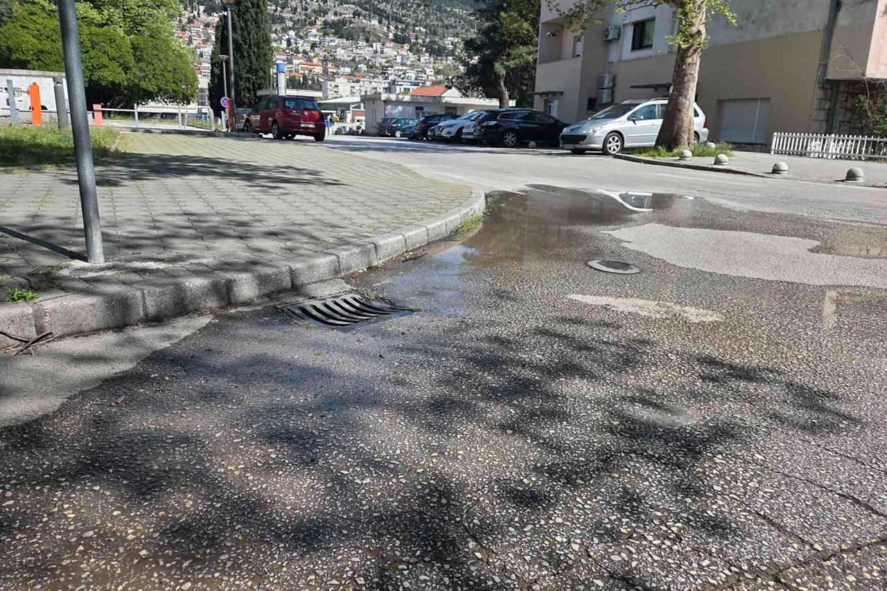 Žalili bi se upravi Vodovoda, ali od njih curi