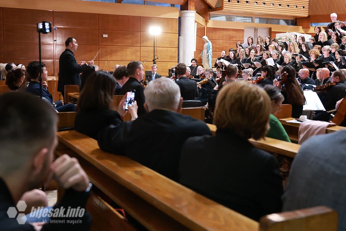 U mostarskoj Katedrali održan uskrsni koncert s više od 150 izvođača i premijernom izvedbom djela domaćih autora