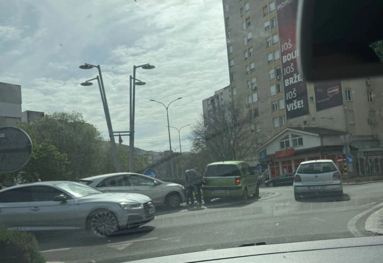 Prometna nesreća u kružnom toku na vrhu Avenije