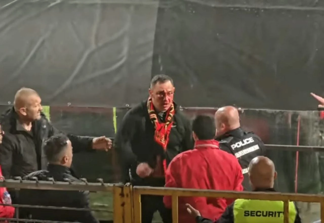 Navijač krvave glave uletio na teren i pokušao se obračunati s redarima u Zenici