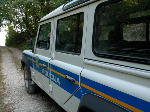 Žena pala sa zgrade, pronađeno tijelo maloljetnice u stanu