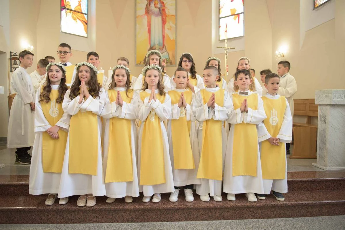 FOTO | Petnaest prvopričesnika u Bijelom Polju