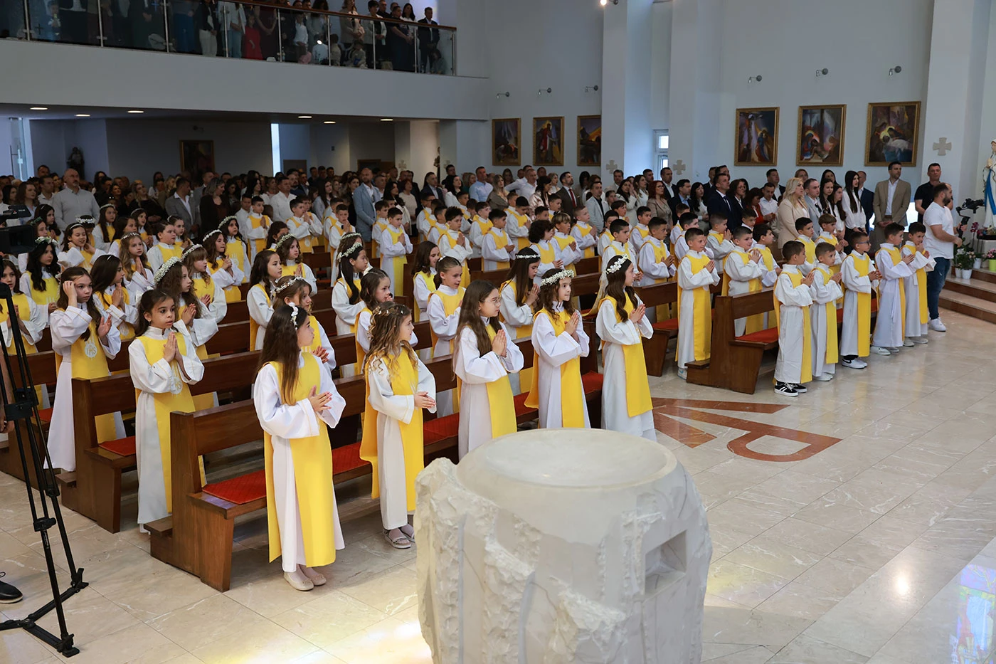 FOTO | U Župi sv. Mateja 90 djece primilo sakrament Prve svete pričesti