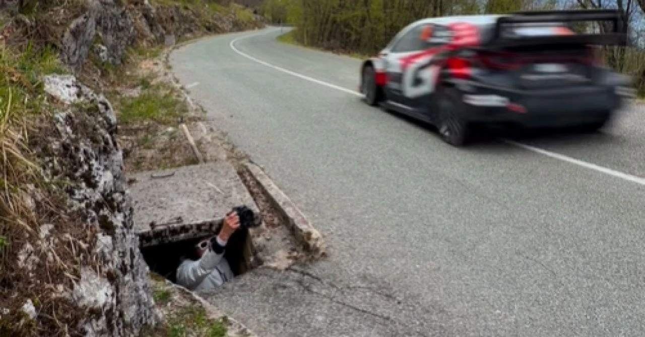 Nevjerojatna scena s WRC-a, fotograf u šahtu
