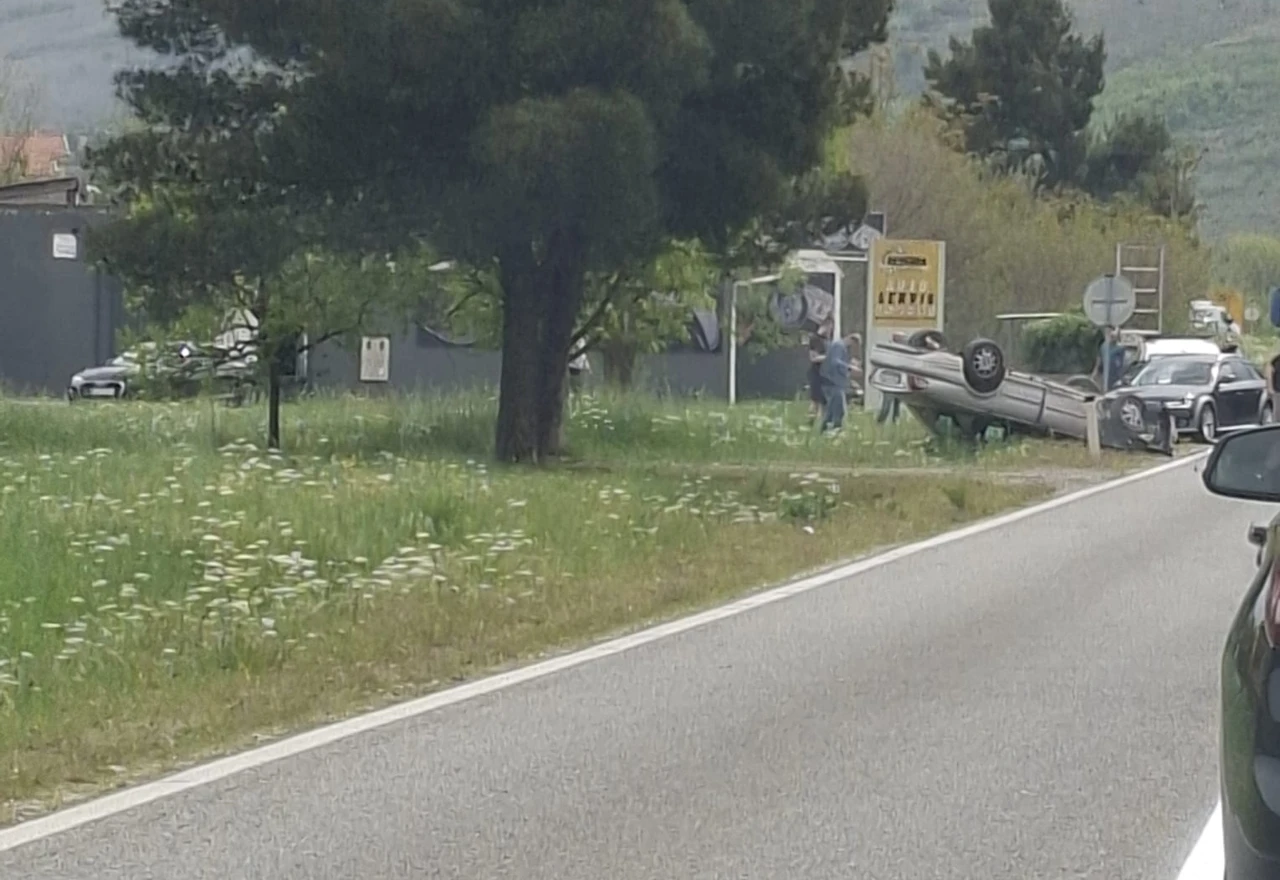 Nesreća na M-17: Automobil završio na krovu, promet obustavljen