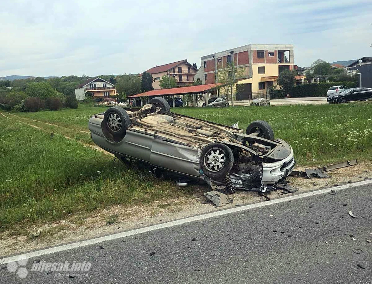 Prevrnuti automobil