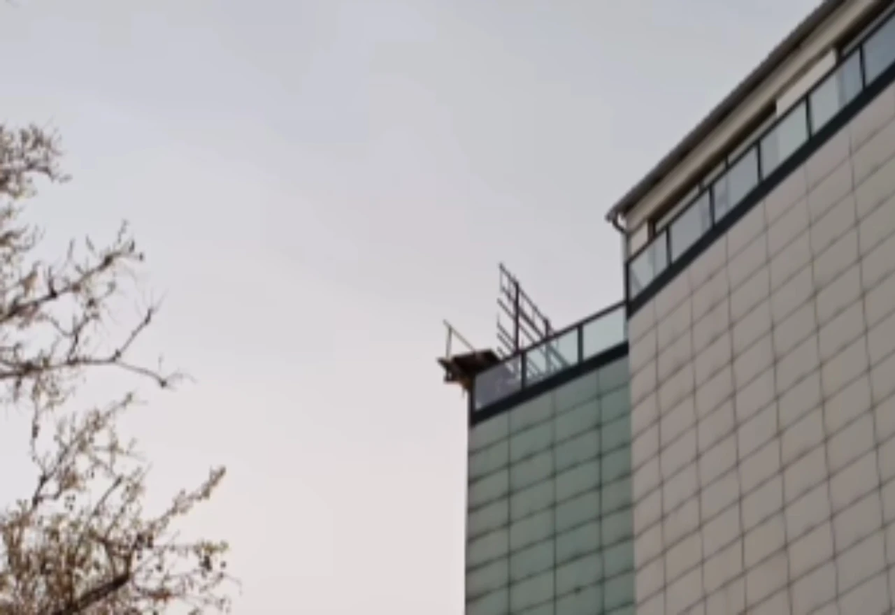 VIDEO | Žena ozlijeđena nakon pada skele s trgovačkog centra