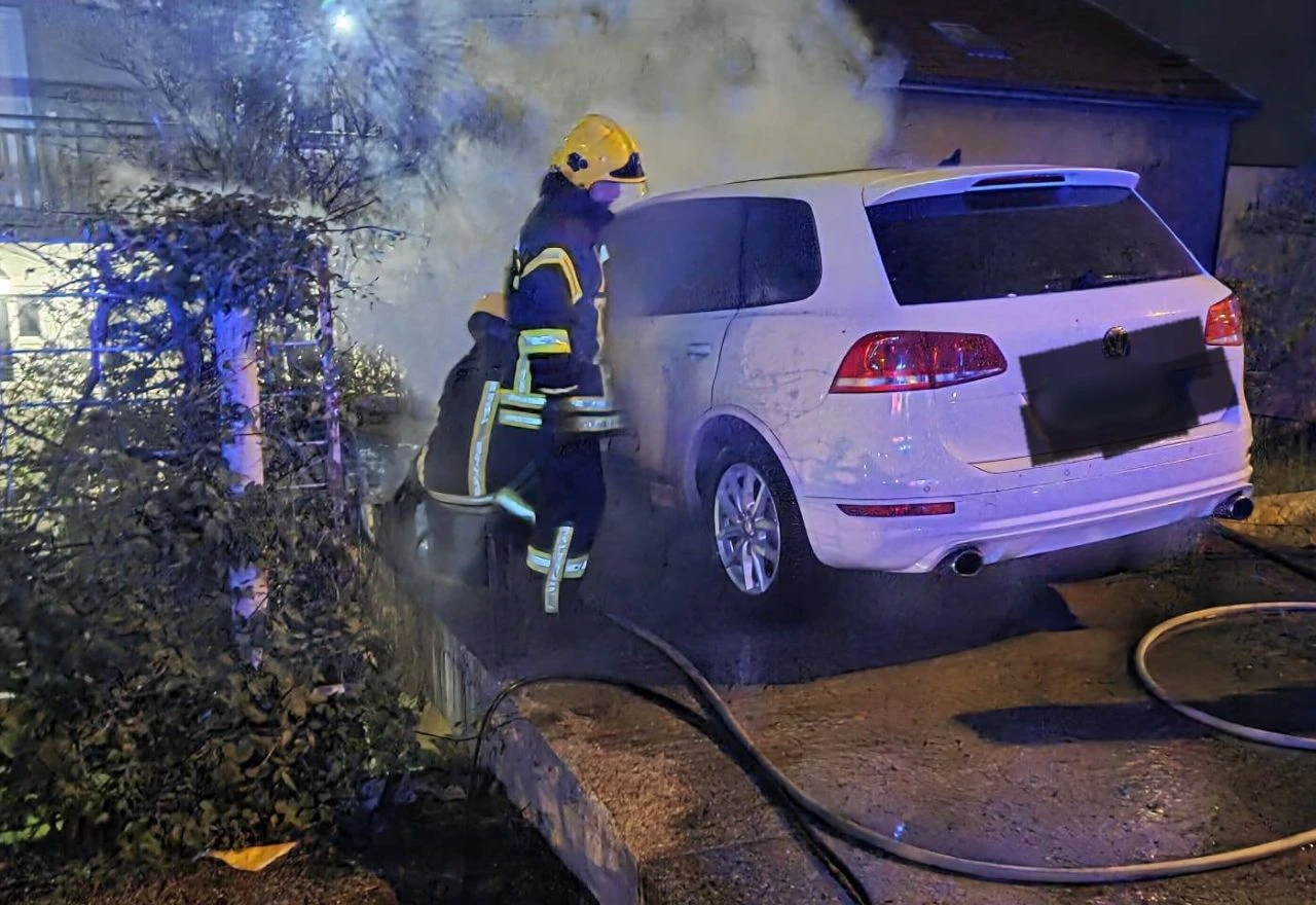 FOTO | Gorio automobil u Mostaru