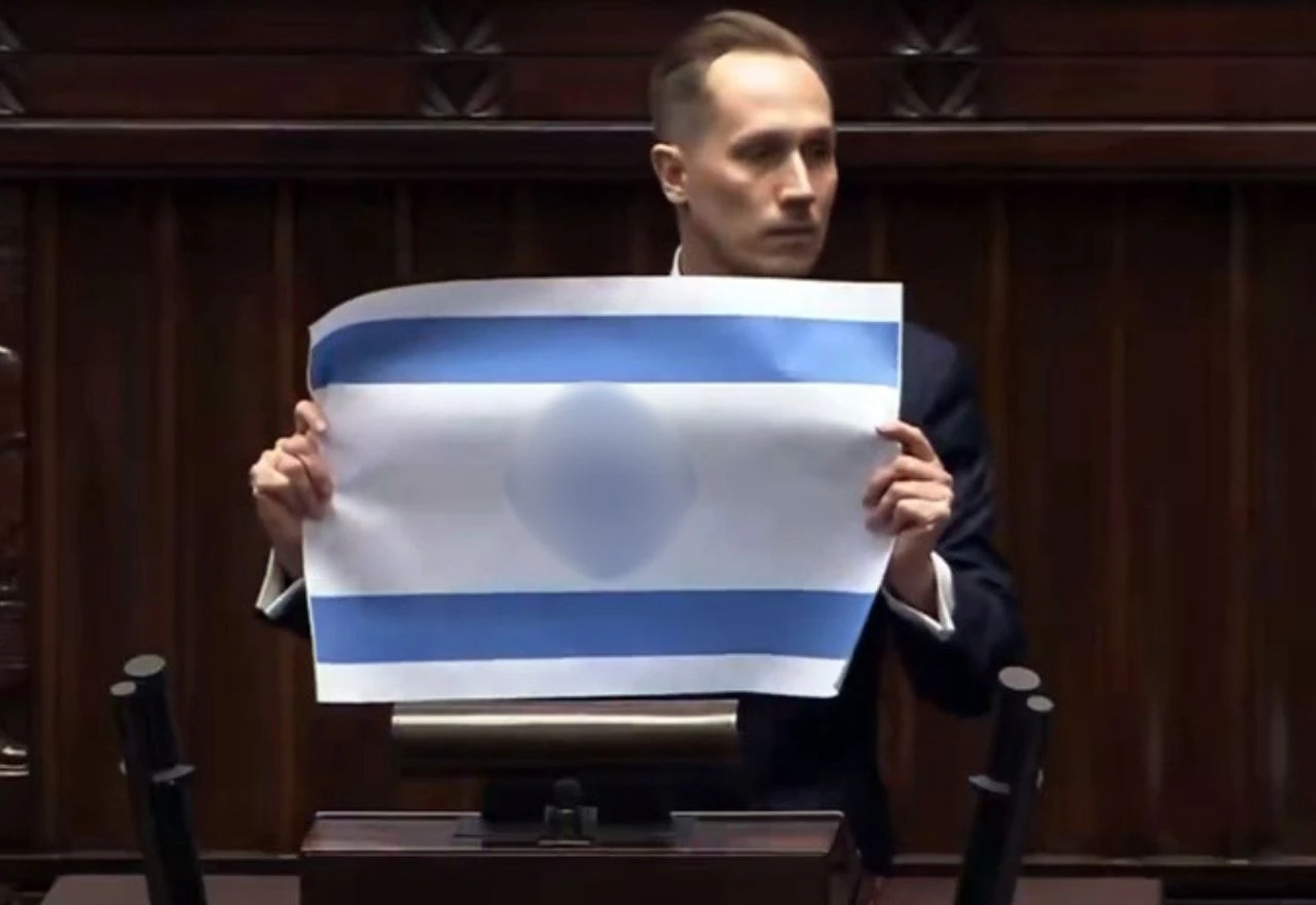 VIDEO | Poljski zastupnik izazvao skandal: Pokazao izraelsku zastavu s kukastim križem u parlamentu