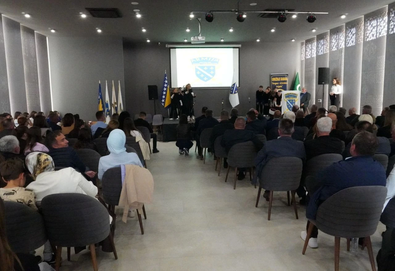 "Domovina se brani znanjem": Obilježena 34. godišnjica Armije RBiH na Vrhovniku