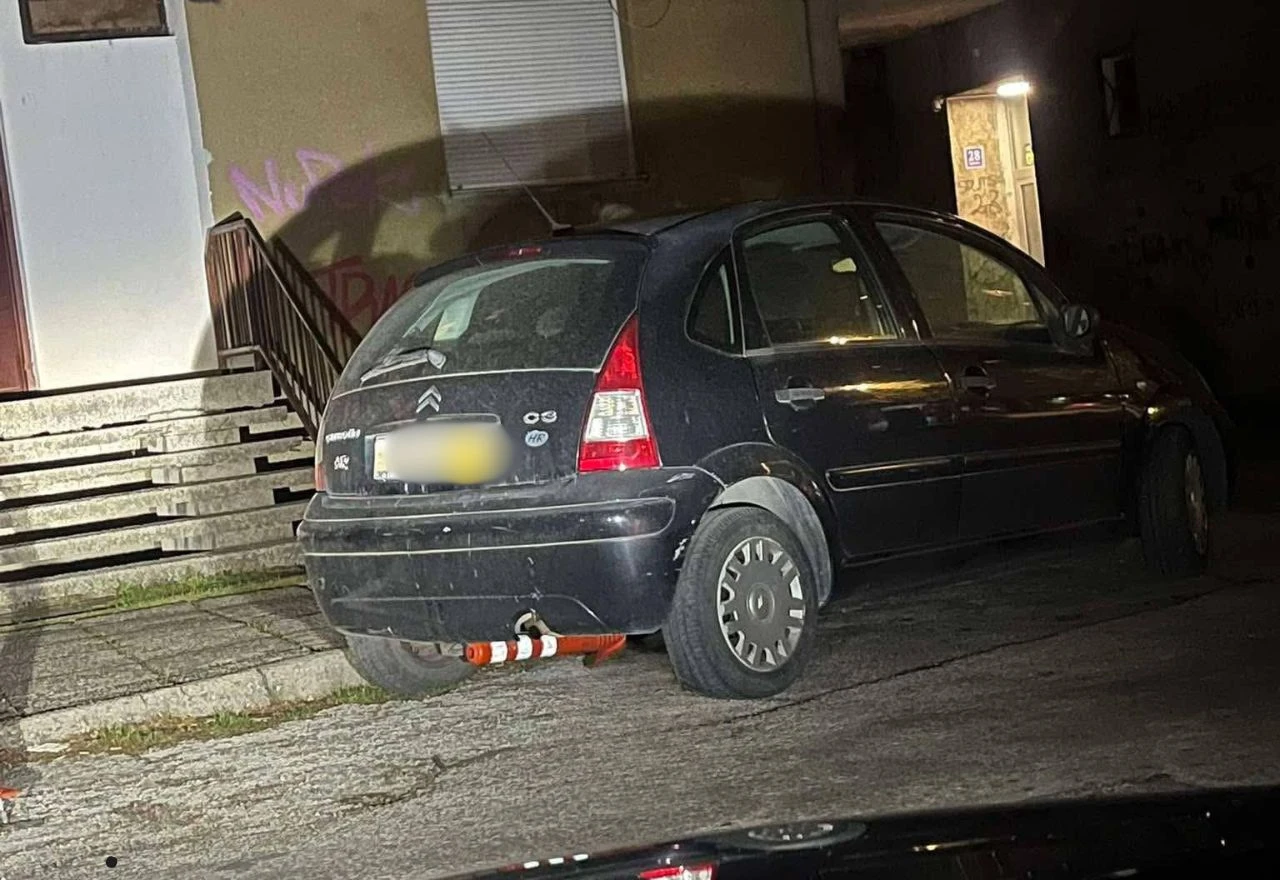 Ma kakve zabrane: Auto nasadio na čunj