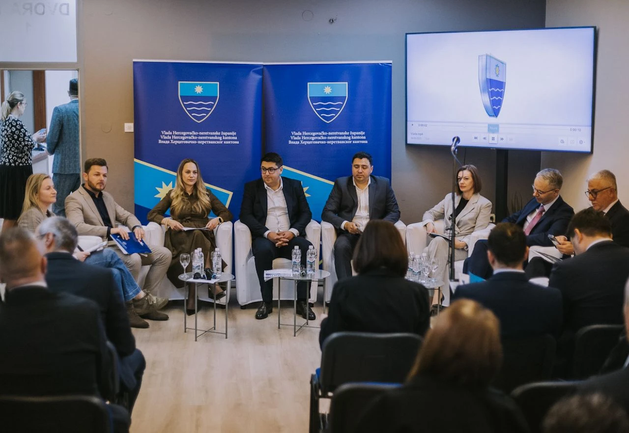 FOTO | Buhač na okruglom stolu u Mostaru: Znanje i istraživanja pretvoriti u konkretne razvojne projekte