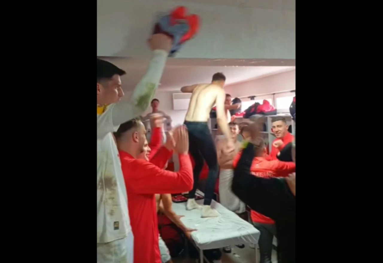 VIDEO | Emocije i pjesma: Igrači Veleža slavili veliki uspjeh