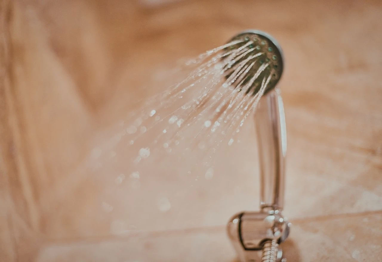 Koliko se zapravo treba tuširati nakon 50. godine? Donosimo savjete dermatologa