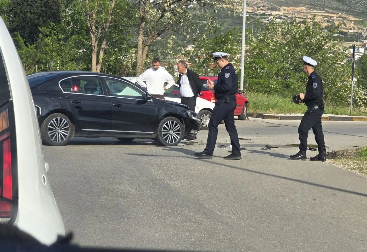 Sudar dva vozila na kružnom toku u Rodoču