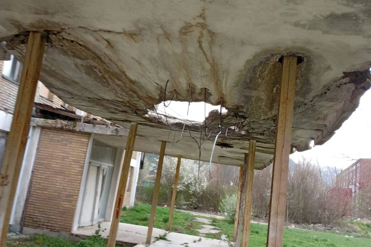 VIDEO: Katastrofalno stanje Doma zdravlja u Glamoču: Nadstrešnica visi iznad glava pacijenata