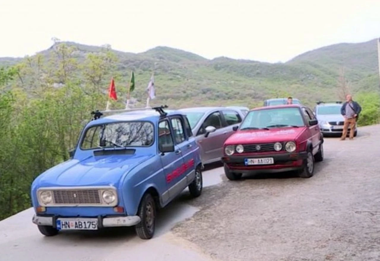 Nesvakidašnja situacija: Voze se Renaultom 4 do Pariza kako bi osigurali rasvjetu za selo