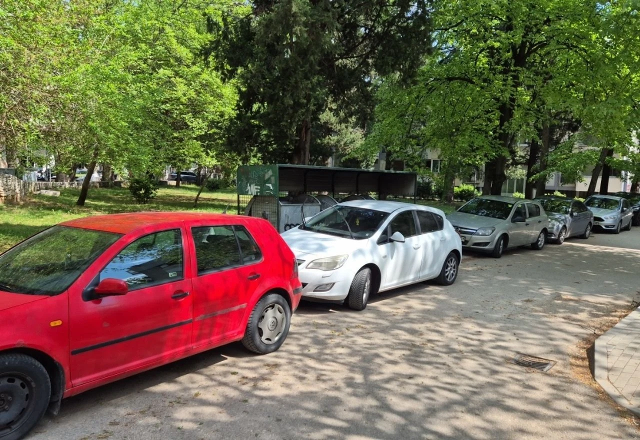 Čitatelji pišu: Bahatost vozača uništava novi nogostup u Ulici kraljice Katarine i blokira pješake
