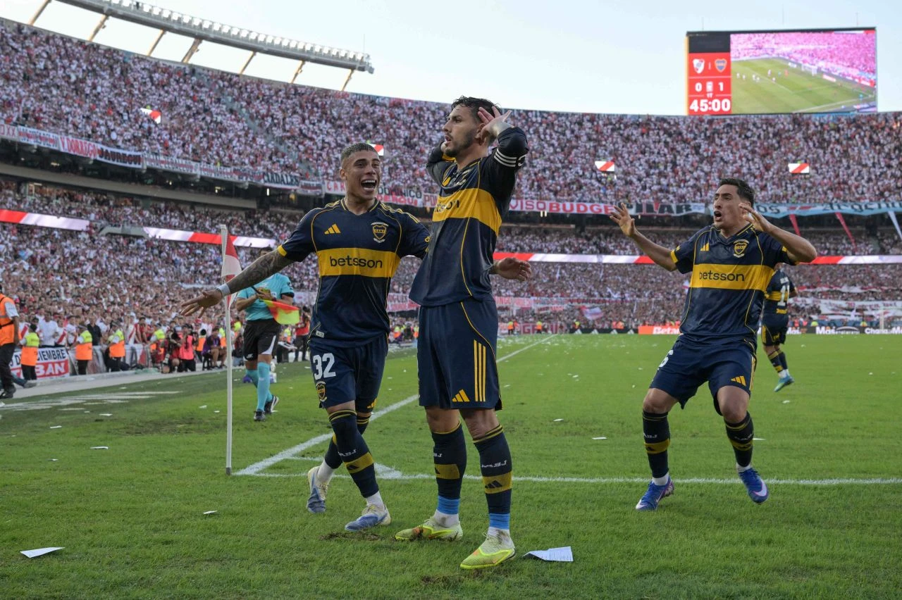 Na Monumentalu gorjelo, Boca Juniors slavila u Superclásicu