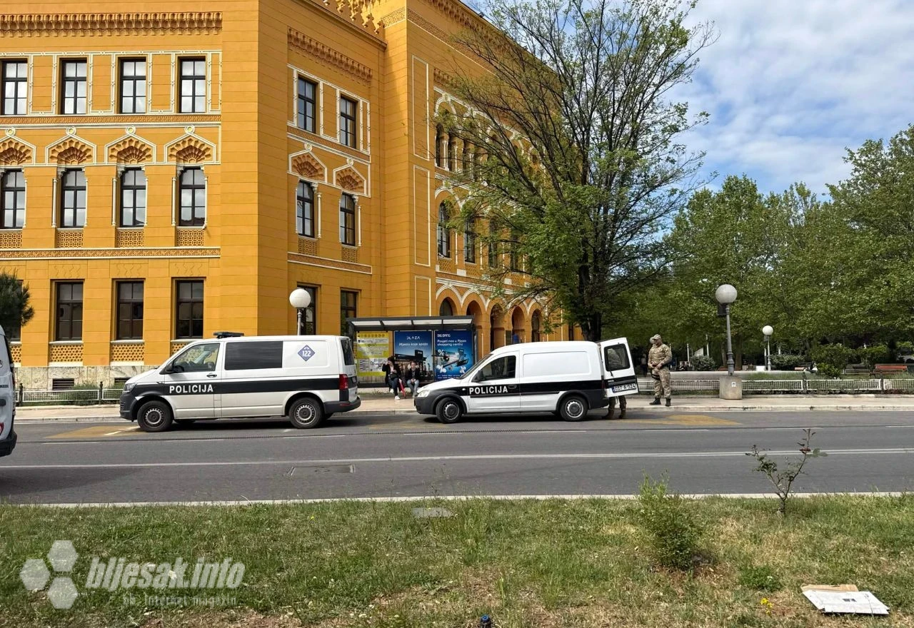 Policija ispred Gimnazije