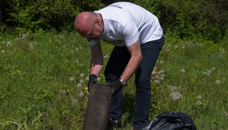 VIDEO | Grlić Radman protiv gume: U vrećicu ne može stati, a možda i može