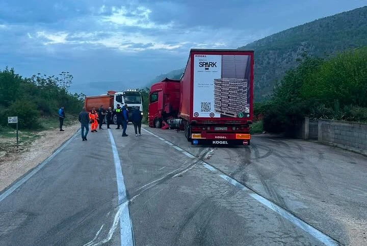 Prometna nesreća u Stocu: Radnici priskočili u pomoć policajcima i uklonili vozilo